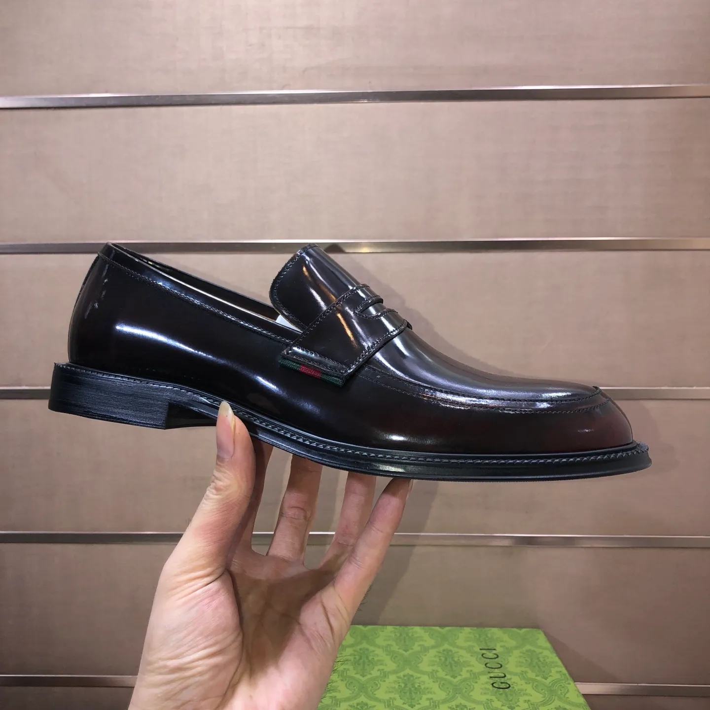 Factory batch 500💰Italy’s top luxury men’s shoe giant (GUCCI) (Gucci) (full cowhide lining) new arrival🍃Original European style🔰 Pleasant to the eye😍In order to make the shoes more durable and non-deformable🌀The production continues to follow traditional methods but there is still no lack of innovation💪The original sheepskin is selected for the leather♻️Smooth, natural and extra bright⭐Made of imported cowhide The rich man’s first choice 38-45 (45 customized)